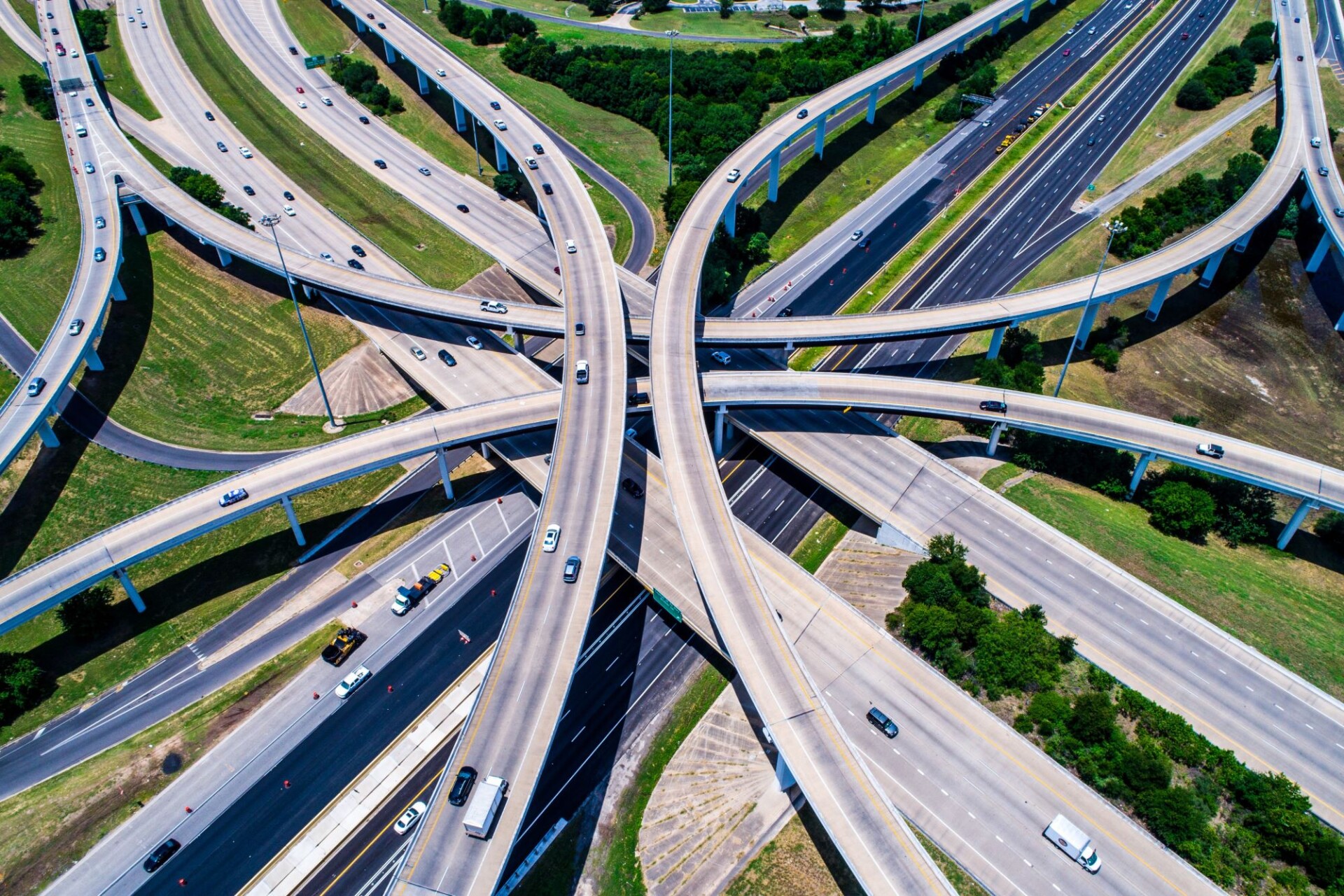 PARP zaczyna przyjmować wnioski o dofinansowanie na rozwój kompetencji w transporcie i OZE. W puli jest ponad 7,8 mln zł
