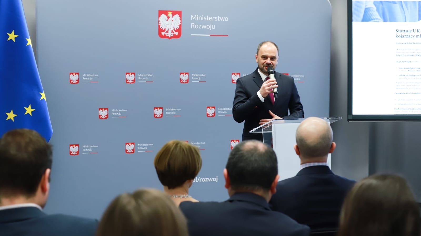 Wiceprezes PARP Adam Banaszak przemawia ze sceny