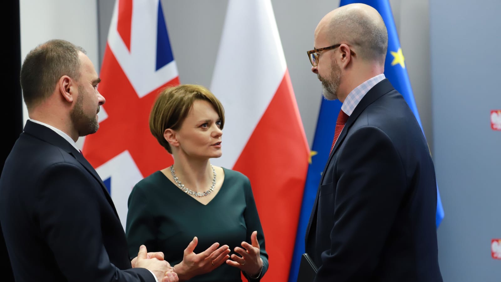 Minister rozwoju Jadwiga Emilewicz, ambasador Wielkiej Brytanii i Irlandii Północnej Jonathan Knott oraz wiceprezes Polskiej Agencji Rozwoju Przedsiębiorczości Adam Banaszak rozmawiający w kuluarach