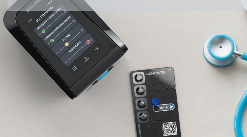 zdjęcie przedstawia urządzenie diagnostyczne z ekranem, na którym wyświetlają się nazwy różnych wirusów. W prawym rogu widać kawałek stetoskopu