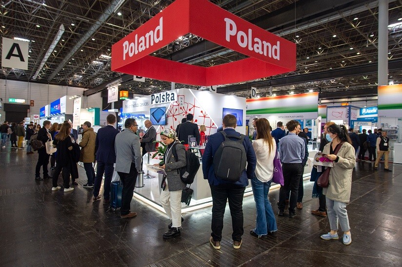 ludzie zgromadzeni w hali targowej