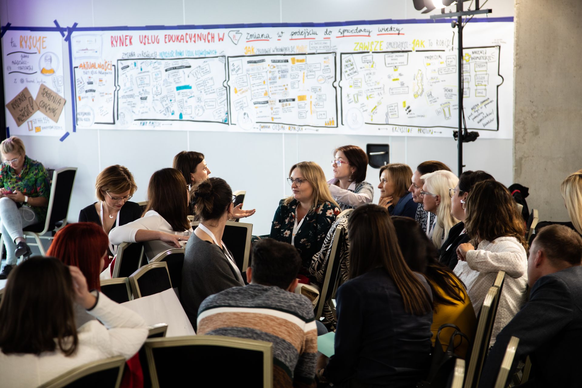 Uczestnicy konferencji siedzący na sali